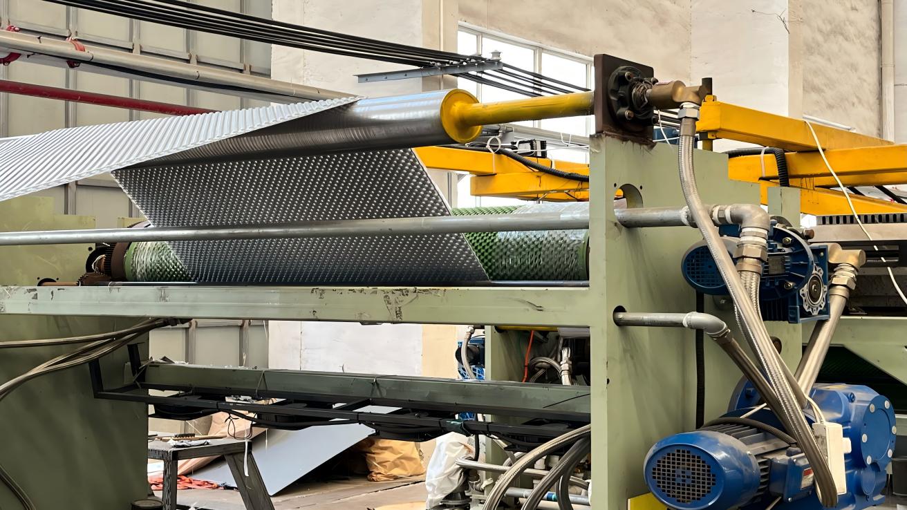 An industrial extrusion machine for plastic sheets